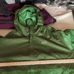 REI Green Raincoat Lightweight Water-Resistant
